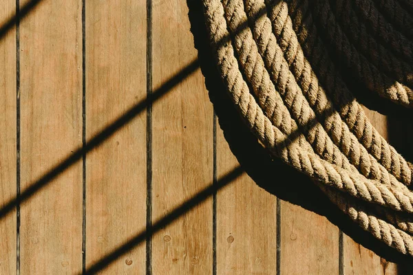 Grande Doca Barco Enrolada Com Fundo Escuro — Fotografia de Stock