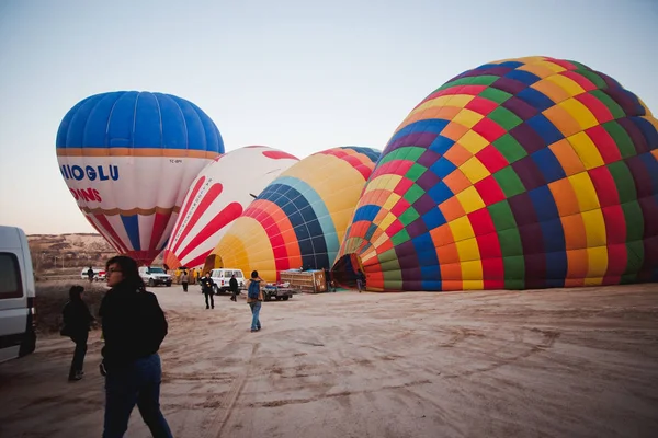 Göreme Turkiet April 2012 Varmluftsballonger För Turister Flyger Över Klippformationer — Stockfoto