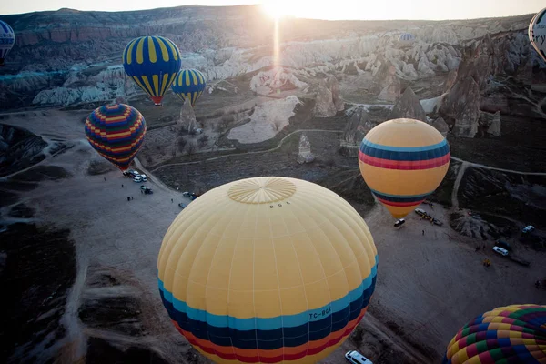 Goreme Türkei April 2012 Heißluftballons Für Touristen Die Bei Sonnenaufgang — Stockfoto