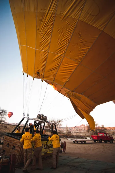 格雷梅 土耳其 2012年4月4日 空中气球为游人飞过岩石形成在太阳的山谷日出 — 图库照片