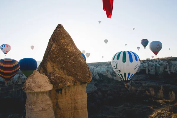 Göreme Türkiye Nisan 2012 Sıcak Hava Balonları Kaya Oluşumları Üzerinde — Stok fotoğraf