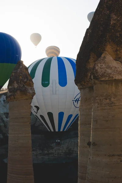 Goreme Türkei April 2012 Heißluftballons Für Touristen Die Bei Sonnenaufgang — Stockfoto