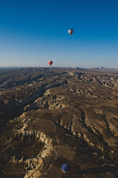 格雷梅 土耳其 2012年4月4日 空中气球为游人飞过岩石形成在太阳的山谷日出 — 图库照片