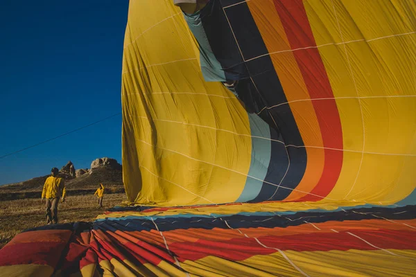 Göreme Türkiye Nisan 2012 Sıcak Hava Balonları Kaya Oluşumları Üzerinde — Stok fotoğraf