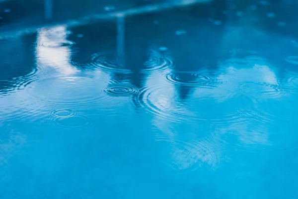 Gotas Lluvia Cayendo Sobre Agua Una Piscina — Foto de Stock