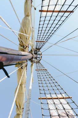 Mainmast ve bir yelkenli yelken tutmak için havai fişek alemiler.