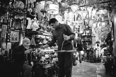 Istanbul, Türkiye - 5 Nisan 2012: İç Kapalıçarşı Istanbul, çalışma üreticileri tam '.