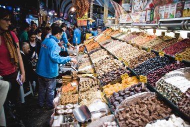 Istanbul, Türkiye - 5 Nisan 2012: Sokak satıcıları Istanbul sokaklarında.
