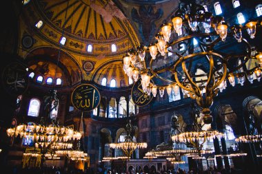 Istanbul, Türkiye - 5 Nisan 2012: Tarihi Basilica Saint Sophia iç, Camii en için Istanbul'da Müslüman kült ziyaret etti.