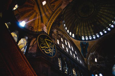 Istanbul, Türkiye - 5 Nisan 2012: Tarihi Basilica Saint Sophia iç, Camii en için Istanbul'da Müslüman kült ziyaret etti.
