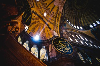 Istanbul, Türkiye - 5 Nisan 2012: Tarihi Basilica Saint Sophia iç, Camii en için Istanbul'da Müslüman kült ziyaret etti.