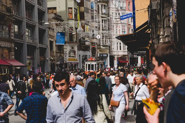 Istanbul Turchia Aprile 2012 Turisti Cittadini Turchi Passeggiano Lungo Istiklal — Foto Stock