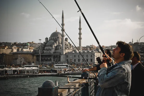 Estambul Turquía Abril 2012 Ciudadanos Turcos Pescando Con Sus Cañas — Foto de Stock