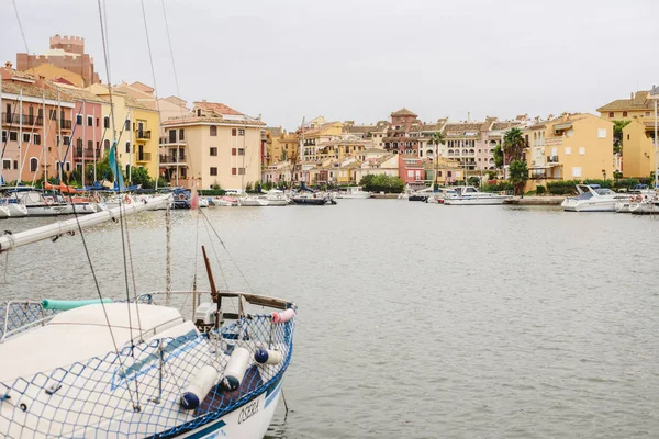 西班牙瓦伦西亚 2018年9月30日 停泊在 Saplaya 港港口的威尼斯风格建筑旁边的河堤上的小船 — 图库照片