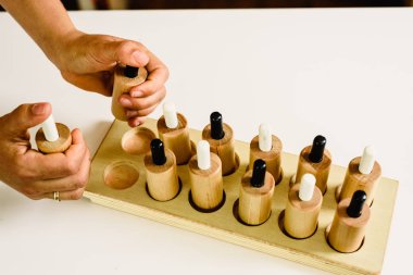 Ahşap-tuşlar bir montessori sınıfta performans göstermek için öğretmen tarafından Geniş puls.