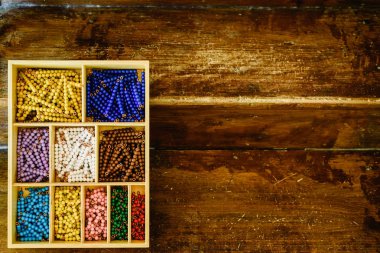 Renk boncuk merdiven, montessori sınıfta sayma