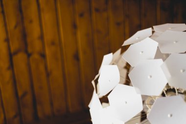 Geometrik parçalar bir tavan lambası.