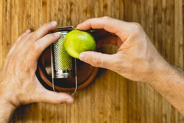 Mãos Homem Arranhando Limão Descascando — Fotografia de Stock