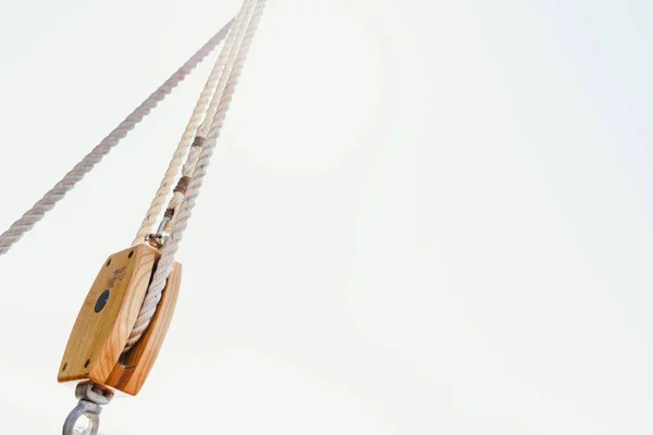 Різьблення Мотузки Старому Вітрильному Кораблі Щоб Плисти Влітку — стокове фото