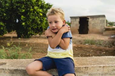 Sarışın çocuk komik yapma açık havada yüzler