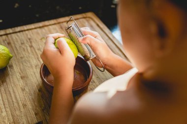 Çocuk tırmalamak limon yemek.