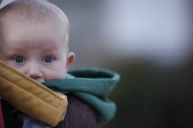 Kanguru sırt içinde bebek.