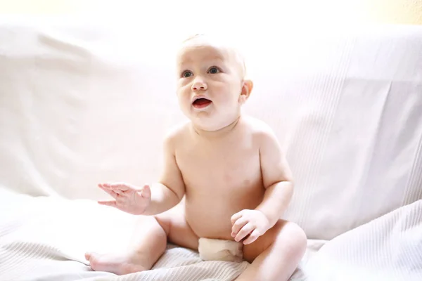 Adorável Bebê Brincando Mordendo Seu Chocalho — Fotografia de Stock