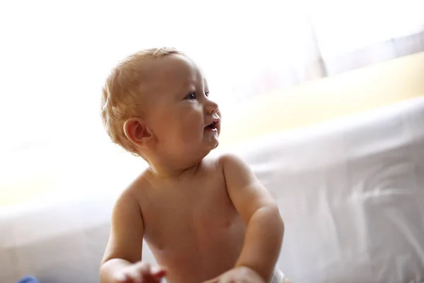 Entzückendes Baby Das Ihre Rassel Beißt — Stockfoto