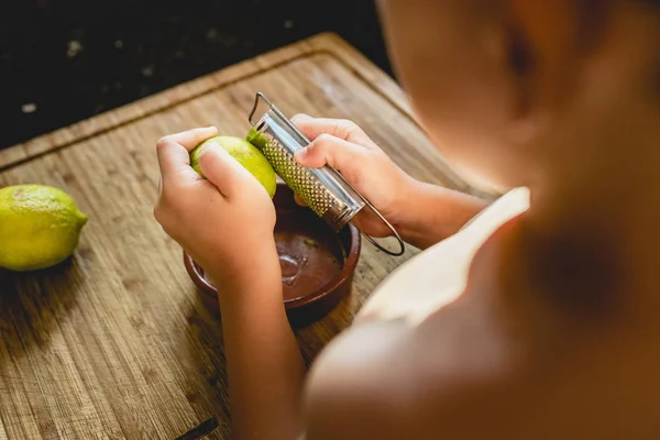 Niño Cocinando Arañando Limones — Foto de Stock