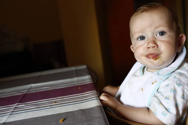 Baby Led Usamodzielniania Dziecka Ucząc Się Jeść Jego Pierwszy Żywności — Zdjęcie stockowe