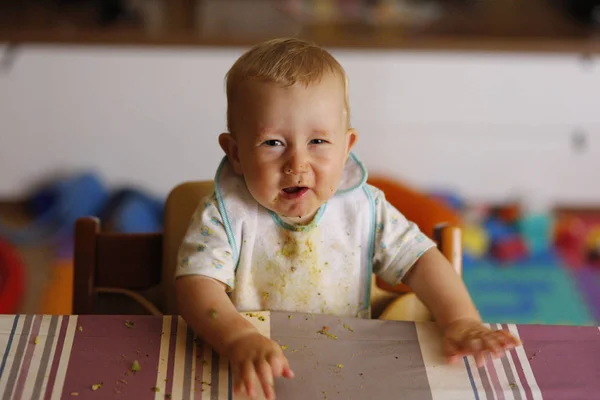 Bébé Mené Sevrage Bébé Apprenant Manger Avec Ses Premiers Aliments — Photo