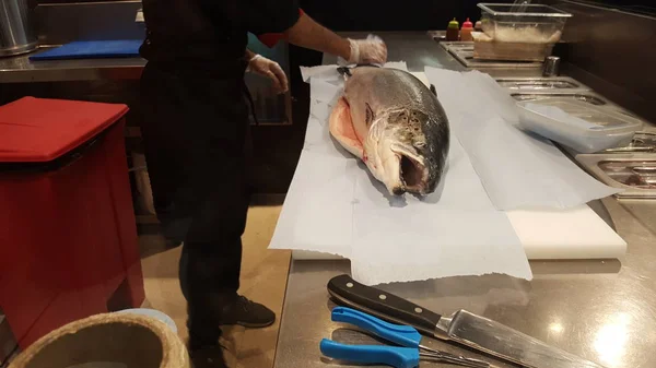 Hombre Preparando Salmón Para Hacer Sushi Mercado Pescado — Foto de Stock