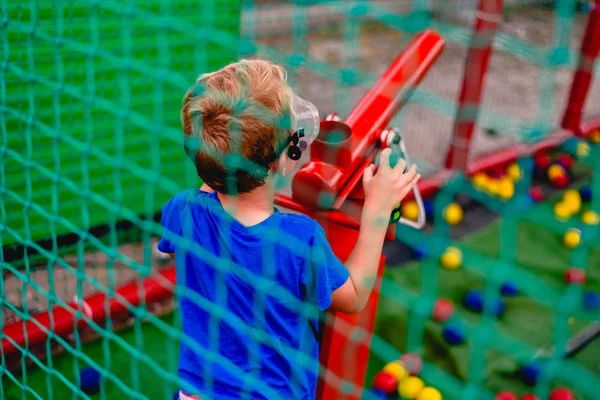 Niño Jugando Una Feria Verano Con Cañón Bolas Colores Aire —  Fotos de Stock