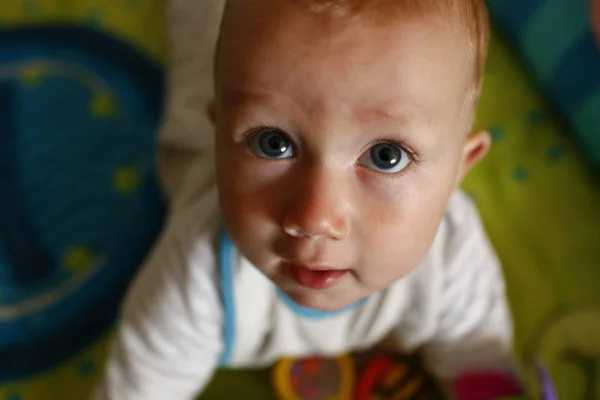 Baby Lacht Lustig Beim Spielen Auf Dem Boden — Stockfoto