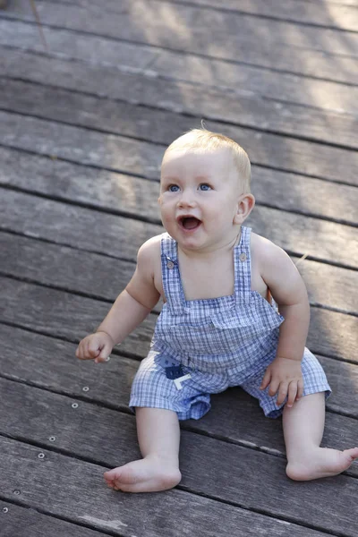 Baby Lacht Lustig Beim Spielen Auf Dem Boden — Stockfoto