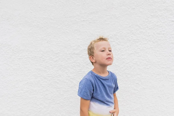 Anak Laki Laki Pirang Membuat Wajah Lucu Latar Belakang Putih — Stok Foto