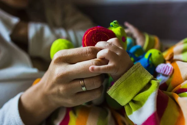 Adorable Bebé Jugando Morder Sonajero — Foto de Stock