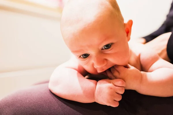 Mycket Flexibel Baby Bitande Och Sugande Hans Händer Och Fötter — Stockfoto