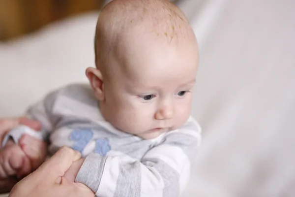 Bedårande Barn Spela Bita Hennes Skallra — Stockfoto