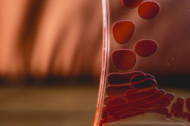 Kırmızı benzer suya düşen kan damlaları.