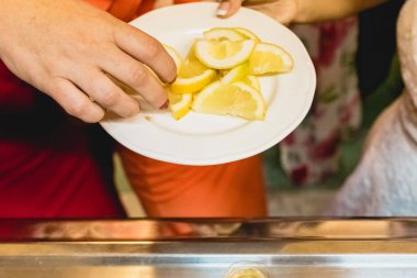 Bir partide bir çekim için limon dilimleri alarak kızlar.