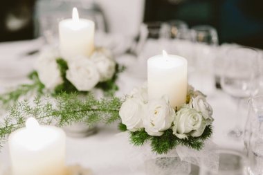 Çatal bıçak takımı ve vintage ayrıntıları içeren bir düğün centerpieces dekorasyon.