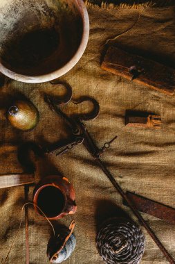 Ahşap bir tekne içinde çalışmak için eski ve paslı araçları.