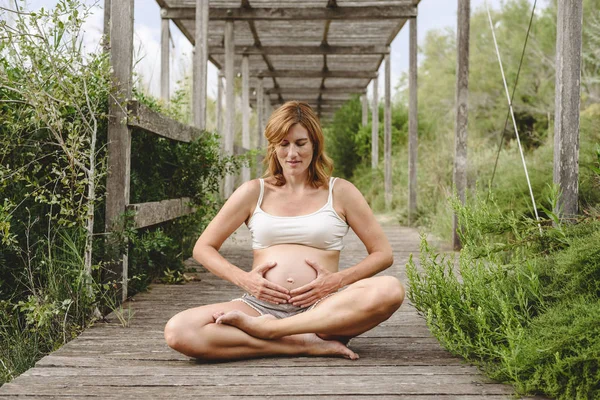 Hamile Oturma Rahatlatıcı Yoga Egzersizleri Yapıyor — Stok fotoğraf