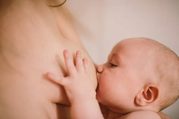 婴儿喂养在他母亲的乳房母乳喂养 — 图库照片