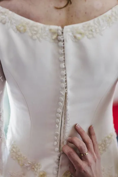 Detalj Ett Vitt Och Elegant Bröllopsklänning — Stockfoto