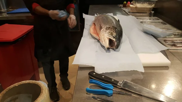 Hombre Preparando Salmón Para Hacer Sushi Mercado Pescado — Foto de Stock