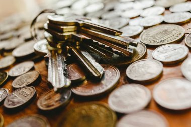 Evin anahtarları terkedilmiş İspanyol sikke yığını üzerinde