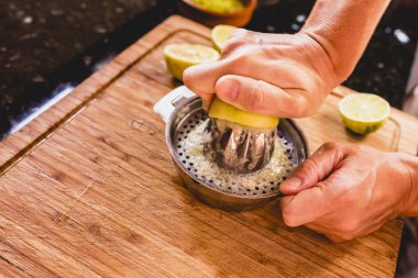 El sıkma limon suyu.