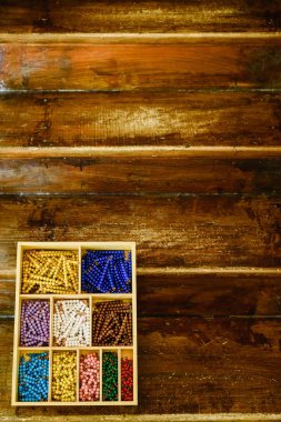 Renk boncuk merdiven, montessori sınıfta sayma